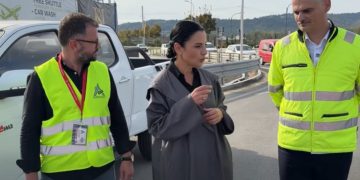 Mirëmbajtja estetike e infrastrukturës rrugore, Balluku inspekton avancimin e projektit të ri nga ARRSH: Shqipëria po bëhet një destinacion turistik atraktiv.