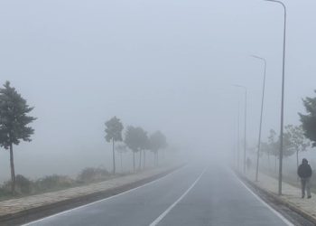 Mjegulla mbulon Bulqizën dhe rrugët nacionale, duke sjellë pengesa në qarkullimin e mjeteve.
