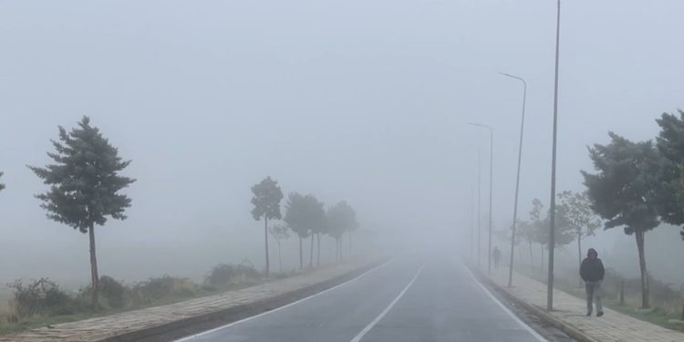 Mjegulla mbulon Bulqizën dhe rrugët nacionale, duke sjellë pengesa në qarkullimin e mjeteve.