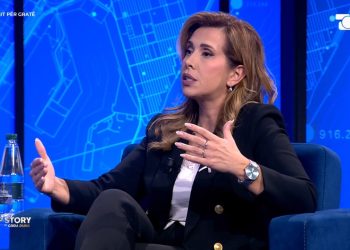 “Mjekët nuk mund të trajtojnë 100 pacientë në ditë” / Erjona Rusi përgjigjet gazetarit: Nëse punon në kushte skandaloze, do të veprosh si një kafshë.