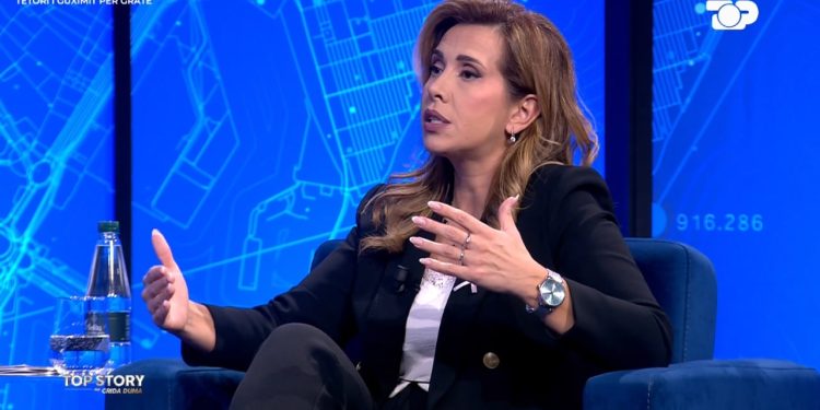 “Mjekët nuk mund të trajtojnë 100 pacientë në ditë” / Erjona Rusi përgjigjet gazetarit: Nëse punon në kushte skandaloze, do të veprosh si një kafshë.