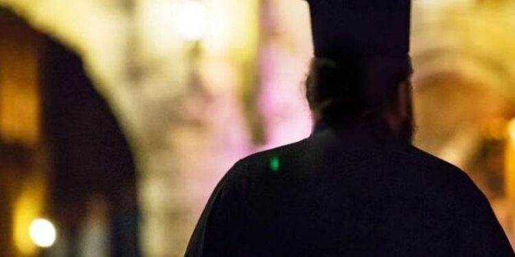 “Mos e çoni paratë në bankë, më mirë i mbaj unë” / 8 vjet burg për priftin që mashtroi të moshuarin dhe i vodhi 250 mijë euro për të rinovuar shtëpinë e tij.