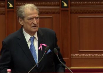 “Mos e votoni se jeni nën ndikimin e Vuçiçit”/ Berisha propozon rezolutë për gjenocidin serb: Jeni bashkëpunëtorë në krim