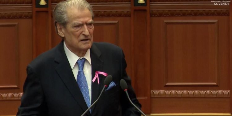 “Mos e votoni se jeni nën ndikimin e Vuçiçit”/ Berisha propozon rezolutë për gjenocidin serb: Jeni bashkëpunëtorë në krim