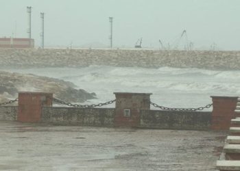 Mot i keq ndalon lundrimet në Detin Adriatik, anulohen udhëtimet detare Durrës-Bari dhe për në drejtim të kundërt.