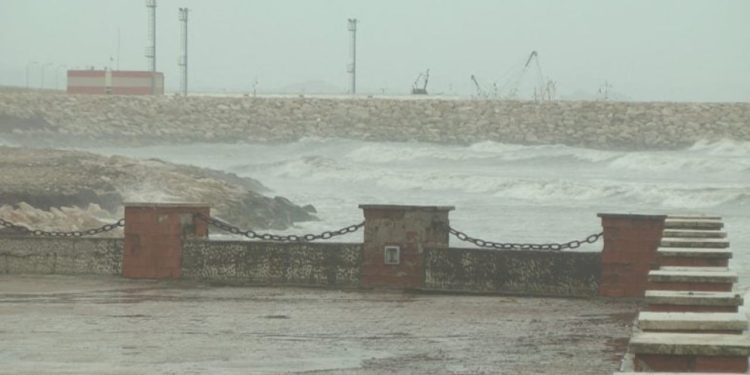 Mot i keq ndalon lundrimet në Detin Adriatik, anulohen udhëtimet detare Durrës-Bari dhe për në drejtim të kundërt.