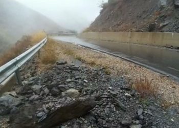 Mot i keq në qarkun e Shkodrës, bllokohet rruga kombëtare Pukë–Fushë Arrëz, ndërsa disa fshatra përballen me mungesë energjie.