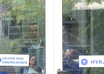 Motra avokate e Belinda Ballukut viziton SPAK-un.