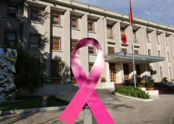 Muaji i vetëdijes për kancerin e gjirit, Presidenti Begaj: Shkojmë përpara për të mbështetur gratë dhe vajzat që luftojnë këtë sëmundje