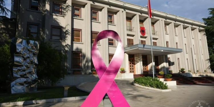Muaji i vetëdijes për kancerin e gjirit, Presidenti Begaj: Shkojmë përpara për të mbështetur gratë dhe vajzat që luftojnë këtë sëmundje