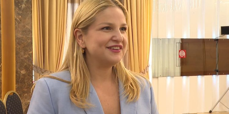 "Musine Kokalari, një simbol i ndriçimit" / Prezentimi i librit të Uran Butkës dhe stërmbesës, Arba Kokalari: Kurrë më në diktaturë.