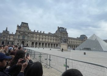 Muzeu i Luvrit goditet nga grabitësit/ Tre individë të maskuar i morën bizhuteritë e Napoleon Bonapartit, tregojnë dëshmitarët: Si në romanin "Kodi i Da Vincit".