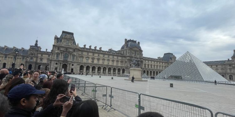 Muzeu i Luvrit goditet nga grabitësit/ Tre individë të maskuar i morën bizhuteritë e Napoleon Bonapartit, tregojnë dëshmitarët: Si në romanin "Kodi i Da Vincit".