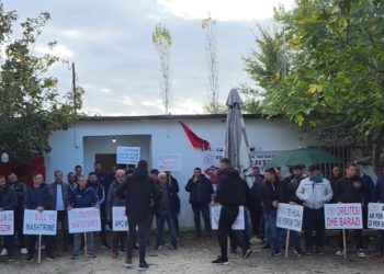 Naftëtarët e Marinës organizojnë protestë para zyrave të Bankers Petroleum pas dhjetë ditëve grevë urie për pagat.