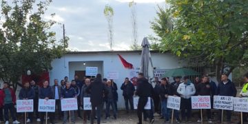 Naftëtarët e Marinës organizojnë protestë para zyrave të Bankers Petroleum pas dhjetë ditëve grevë urie për pagat.