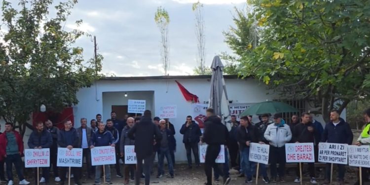 Naftëtarët e Marinës organizojnë protestë para zyrave të Bankers Petroleum pas dhjetë ditëve grevë urie për pagat.
