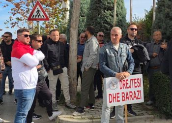 Naftëtarët protestojnë para "Bankers" në ditën e 16-të të grevës: Ju nuk e pranoni këtë vendburim.