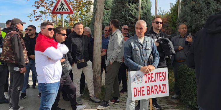 Naftëtarët protestojnë para "Bankers" në ditën e 16-të të grevës: Ju nuk e pranoni këtë vendburim.