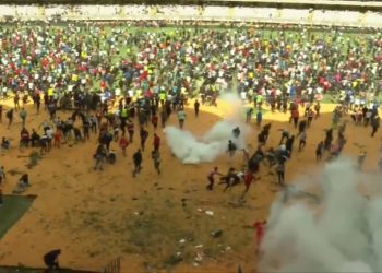 Nbhomazhe për ish-kryeministrin kenian, policia përdor armët për të shpërndarë turmën, tre të vdekur.