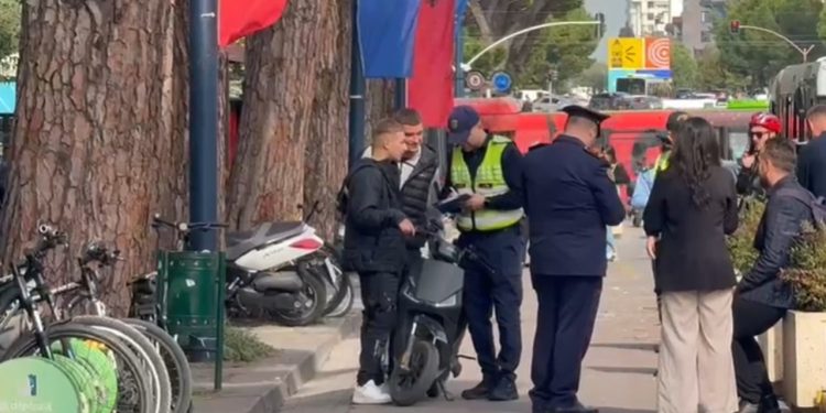 Ndalimi i përkohshëm i monopatinave elektrike në Shqipëri, fillon aksioni për bllokimin e tyre.