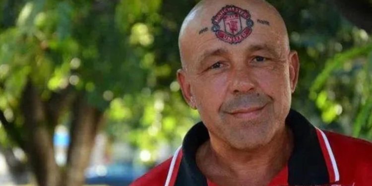 Ndërron jetë tifozja e pasionuar e Manchester United, e cila e ndryshoi emrin dhe vendosi stemën e klubit në ballë.