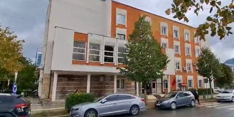 Në Gjykatën e Kukësit nuk zhvillohen seanca gjyqësore, flamuri ulet në gjysmështizë.