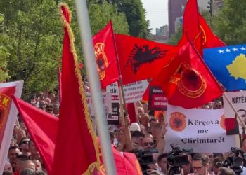 “Në Tiranë nesër organizohet protestë nën moton ‘Unë jam UÇK’, me pjesëmarrës nga Shqipëria dhe Kosova”