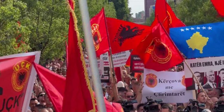 “Në Tiranë nesër organizohet protestë nën moton ‘Unë jam UÇK’, me pjesëmarrës nga Shqipëria dhe Kosova”