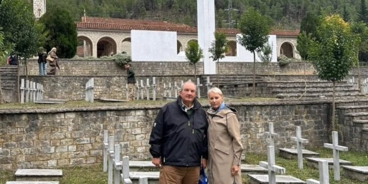 Në vitin 2009, Berisha nënshkroi marrëveshjen për ushtarët grekë, ndërsa Karamanlis bëri homazhe në varrezat e Këlcyrës.