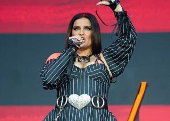 Nelly Furtado ndalon karrierën muzikore për shkak të kritikave të rënda mbi pamjen e saj fizike.