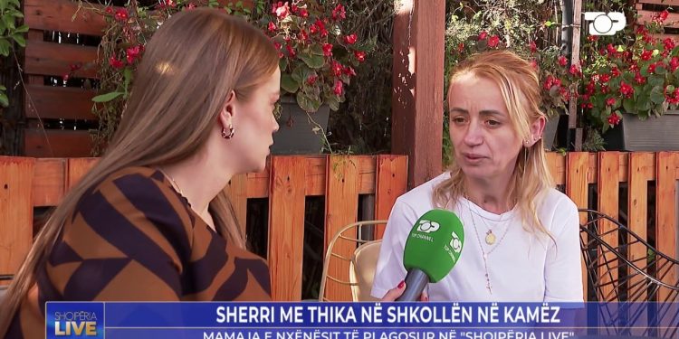 “Nëna e nxënësit të plagosur në Kamëz rrëfen për ‘Shqipëria Live’: ‘Më mirë të isha unë e vdekur sesa të ndodhte kjo’"