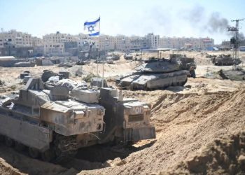 Netanyahu vendos të pezullojë operacionet në Gaza pas kërkesës së Trump për ndërprerjen e bombardimeve.