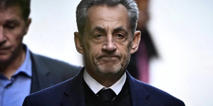Nga ambiente luksoze të Elizës në muret e ashpra të burgut La Santé... 'jeta e re' e Sarkozy në qeli, e organizuar me orar dhe mbikëqyrje.