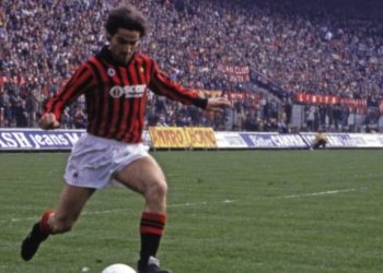 Nga fusha e futbollit në arenën politike: Rrëfimi i veçantë i sulmuesit të Milanit - Van Basten më kërkoi fanellën, si arrita të pajtoj Maradonën me djalin e tij.