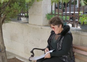 Nga kimioterapia në bankat e universitetit: Historia e veçantë e një gruaje 50-vjeçare që ndjek studimet në infermieri pas përballjes me sëmundjen: "Zgjodha këtë degë sepse..."