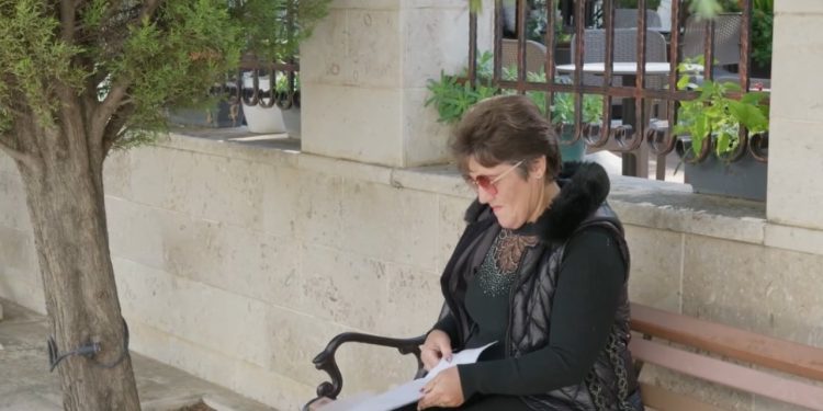 Nga kimioterapia në bankat e universitetit: Historia e veçantë e një gruaje 50-vjeçare që ndjek studimet në infermieri pas përballjes me sëmundjen: "Zgjodha këtë degë sepse..."