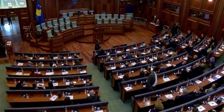 Ngërçi politik, Kosova rrezikon të mbetet pa buxhet. Ekspertët paralajmërojnë për papagueshmërinë e pagave.  
Ekspertët shprehin shqetësim mbi dështimin e përpjekjeve për formimin e një qeverie të re në Kosovë, duke theksuar se ky ngërç institucional mund të sjellë rreziqe për buxhetin e vitit 2026.