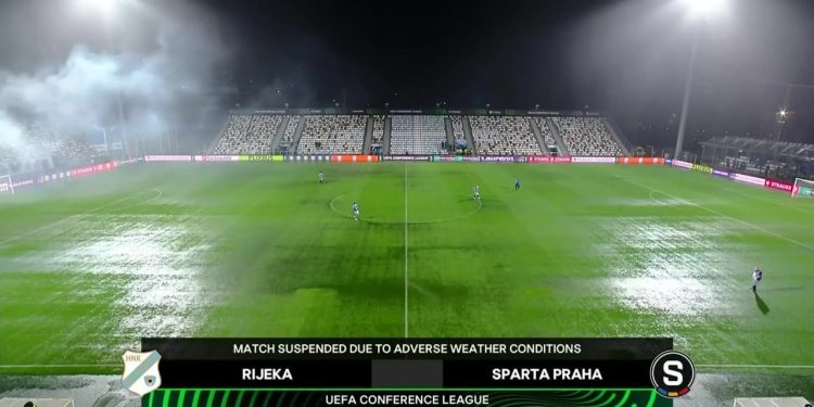 Ngjarja e pazakontë në Kroaci në ndeshjen e Conference League, pas 3 orësh, u luajtën vetëm 45 minuta... më pas u shkëput ndeshja.