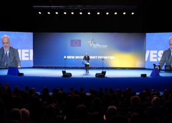 Ngjarja gjatë fjalës së Ramës në Forumin e Investimeve, batuta e kryeministrit sjell të qeshura: Kjo është ilustruese e…