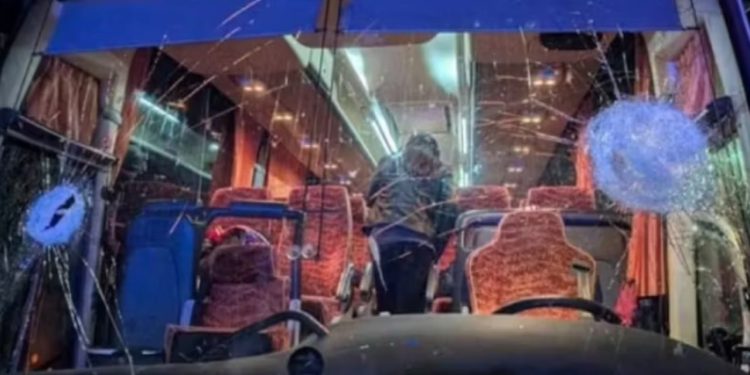 Ngjarje alarmante në basketboll/ Autobusi që po çonte tifozët e ekipit italian sulmohet me gurë, shoferi humb jetën.