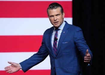 Ngjarje alarmante për Sekretarin Amerikan të Mbrojtjes, avioni i tij realizon ulje të detyrueshme për shkak të thyerjes së një xhami