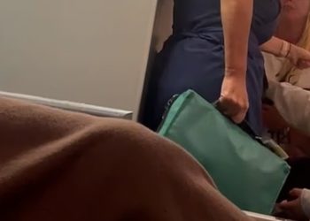 Ngjarje e dhunshme në avion mes një pasagjere dhe stjuardesës, piloti bën ulje emergjente në Kretë. Pamjet e incidentit shpërndahen masivisht në rrjetet sociale.