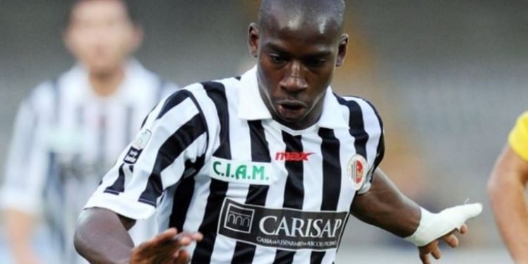 Ngjarjet që shuan karrierën e ish-futbollistit Drame: nga biçikleta, te një telefon, një prostitutë dhe një grabitje.