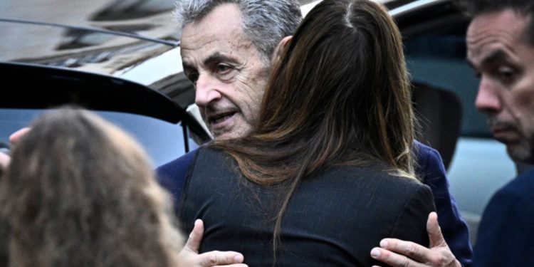 “Ngjitjet dhe rëniet” e Sarkozy/ Arsyet e rënies së ish-presidentit francez, si do të trajtohet në burg...