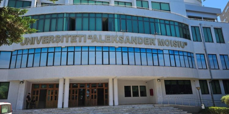 Nis sot zyrtarisht viti akademik 2025-2026, Presidenti Begaj dërgon mesazh studentëve nga Universiteti i Durrësit: Investoni në të ardhmen tuaj.