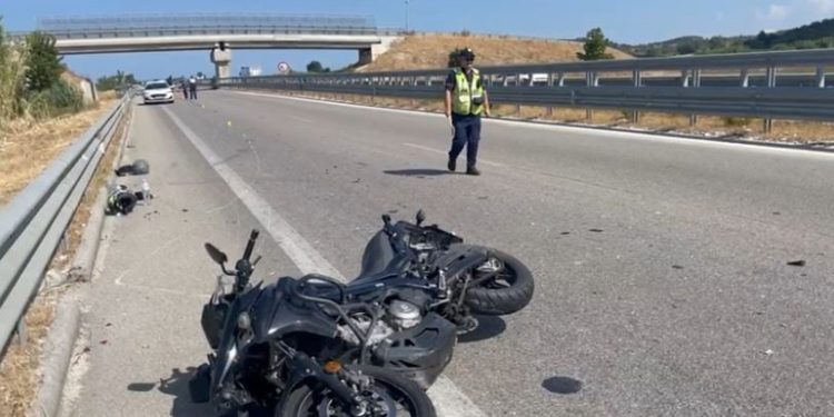 Një i ri 25 vjeç, i aksidentuar mbrëmjen e djeshme me motomjet në rrugën Tepelenë-Bënç, ka ndërruar jetë në spital.