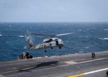 Një incident i ndarë ndodhi në Detin e Kinës Jugore, ku një helikopter dhe një avion luftarak i Marinës Amerikane u përplasën.