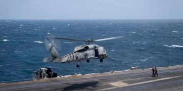 Një incident i ndarë ndodhi në Detin e Kinës Jugore, ku një helikopter dhe një avion luftarak i Marinës Amerikane u përplasën.