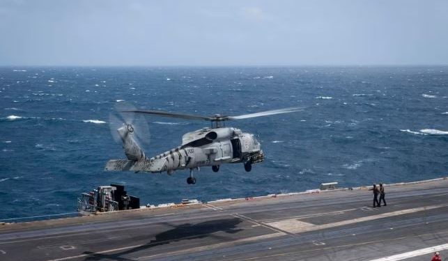 Një incident i ndarë ndodhi në Detin e Kinës Jugore, ku një helikopter dhe një avion luftarak i Marinës Amerikane u përplasën.