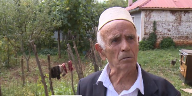 Një jetë e angazhuar me natyrën: Rrëfimi i 89-vjeçarit nga Shumbati i Dibrës, që vazhdon të qëndrojë në fshat, ndërsa fëmijët e tij vizitojnë rrallë.
